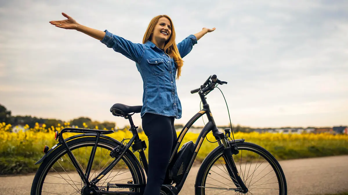 Frau mit E-Bike