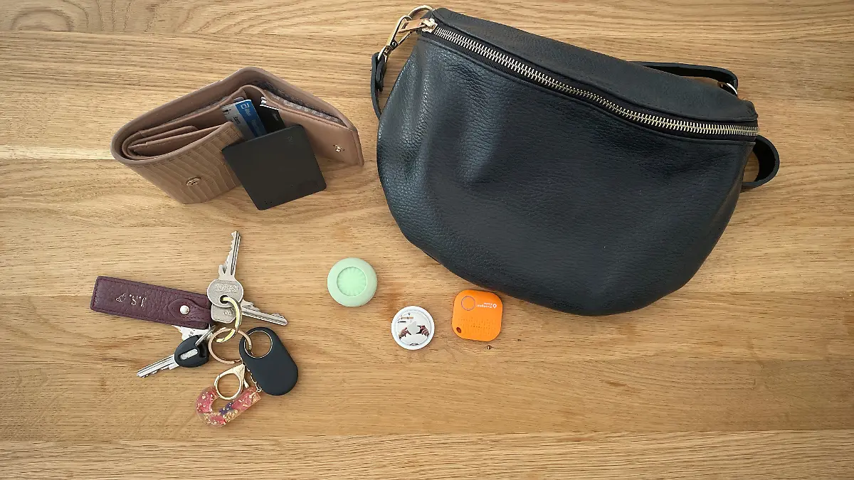 Fünf verschiedenen Airtags auf dem Tisch.