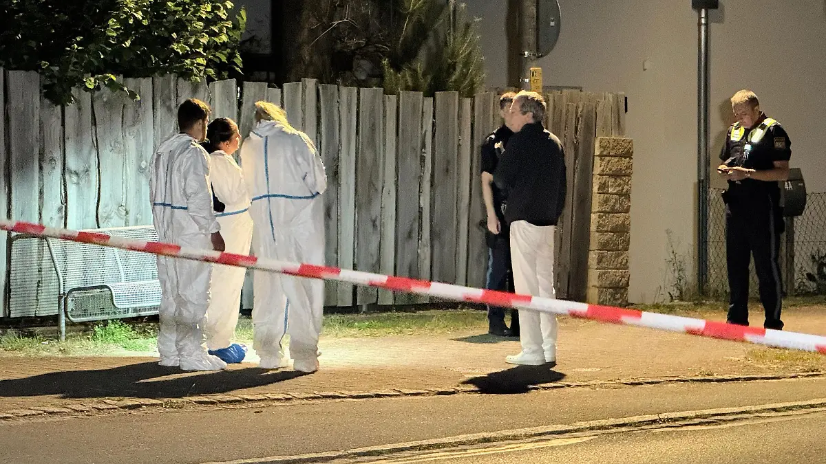 Polizisten und Mitarbeiter der Spurensicherung arbeiten am Tatort: Die Tatwaffe war nach Angaben der Staatsanwaltschaft ein Taschenmesser.