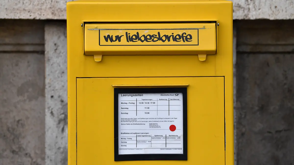Briefkasten mit rotem Punkt