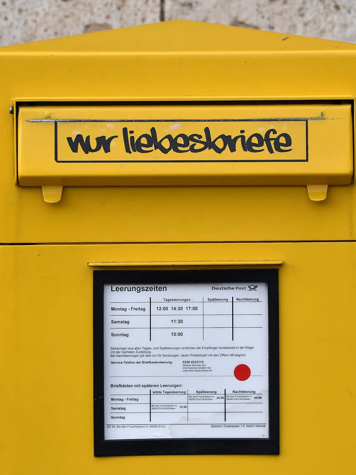 Briefkasten mit rotem Punkt