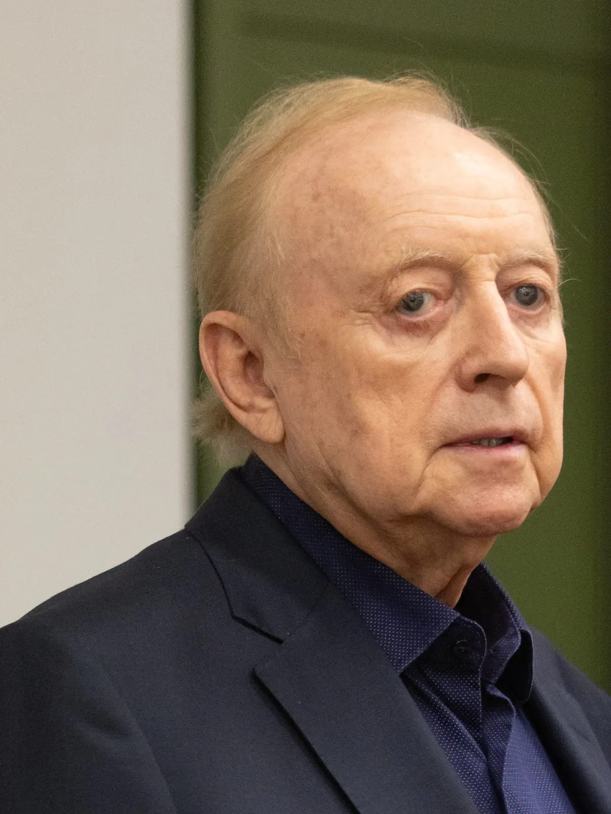 Bild zu: "Alfons Schuhbeck blass und mitgenommen vor Gericht – Krebs ist nicht heilbar"