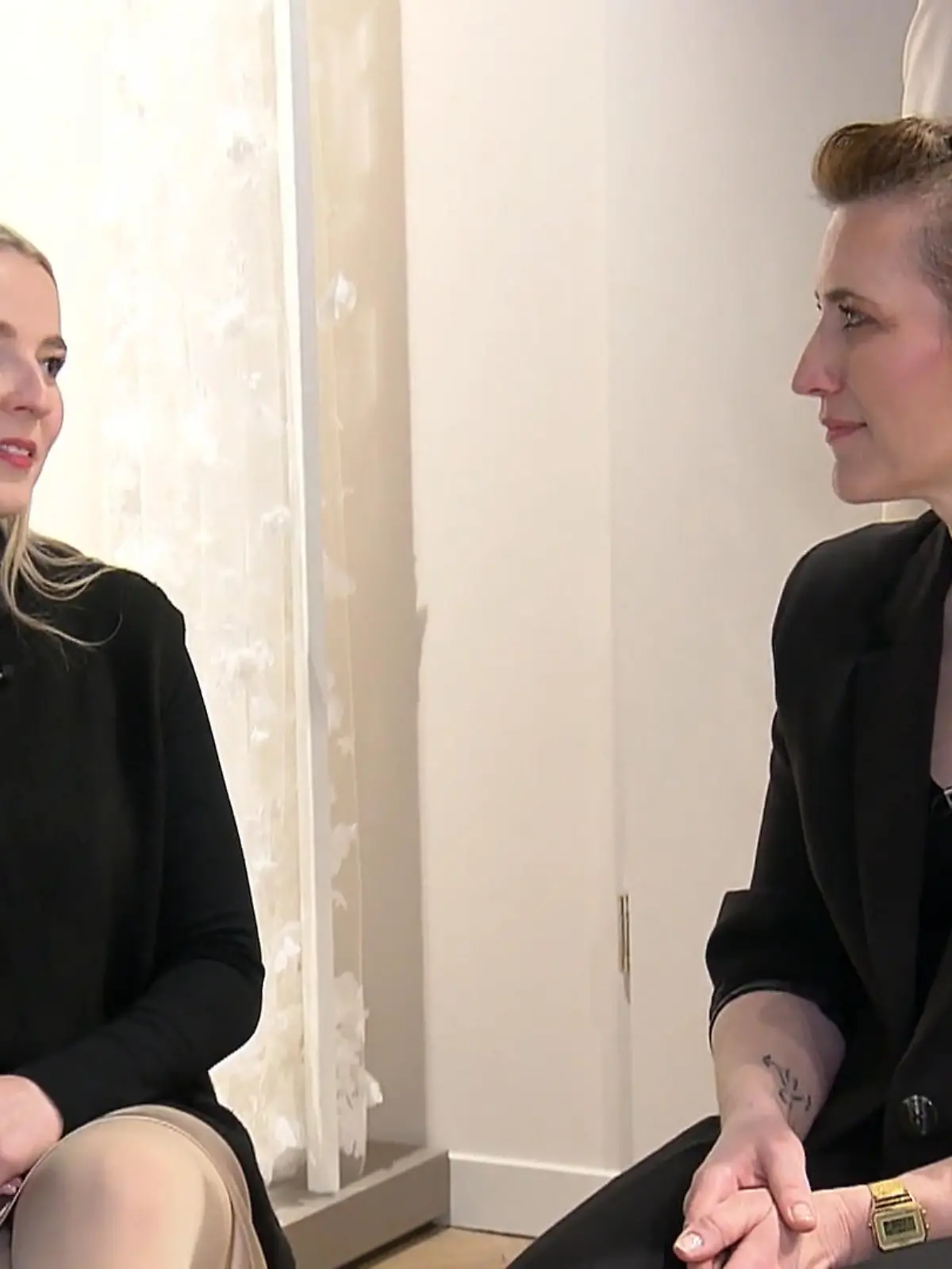 Bild zu: "Dritte Anprobe für die Braut"