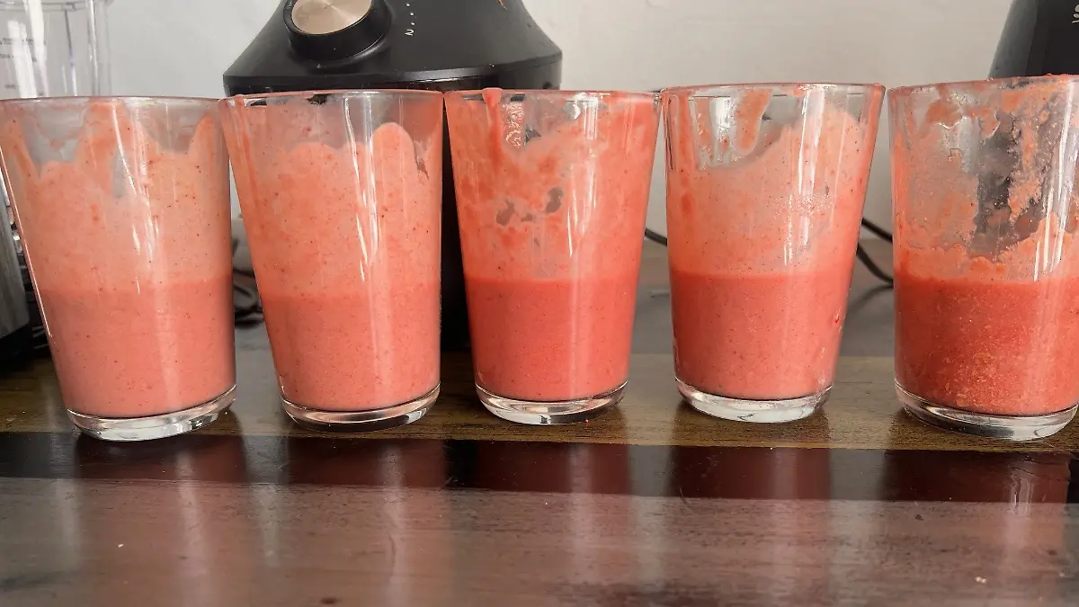 Bananen-Erdbeer-Smoothie mit crunchy Erdnusscreme