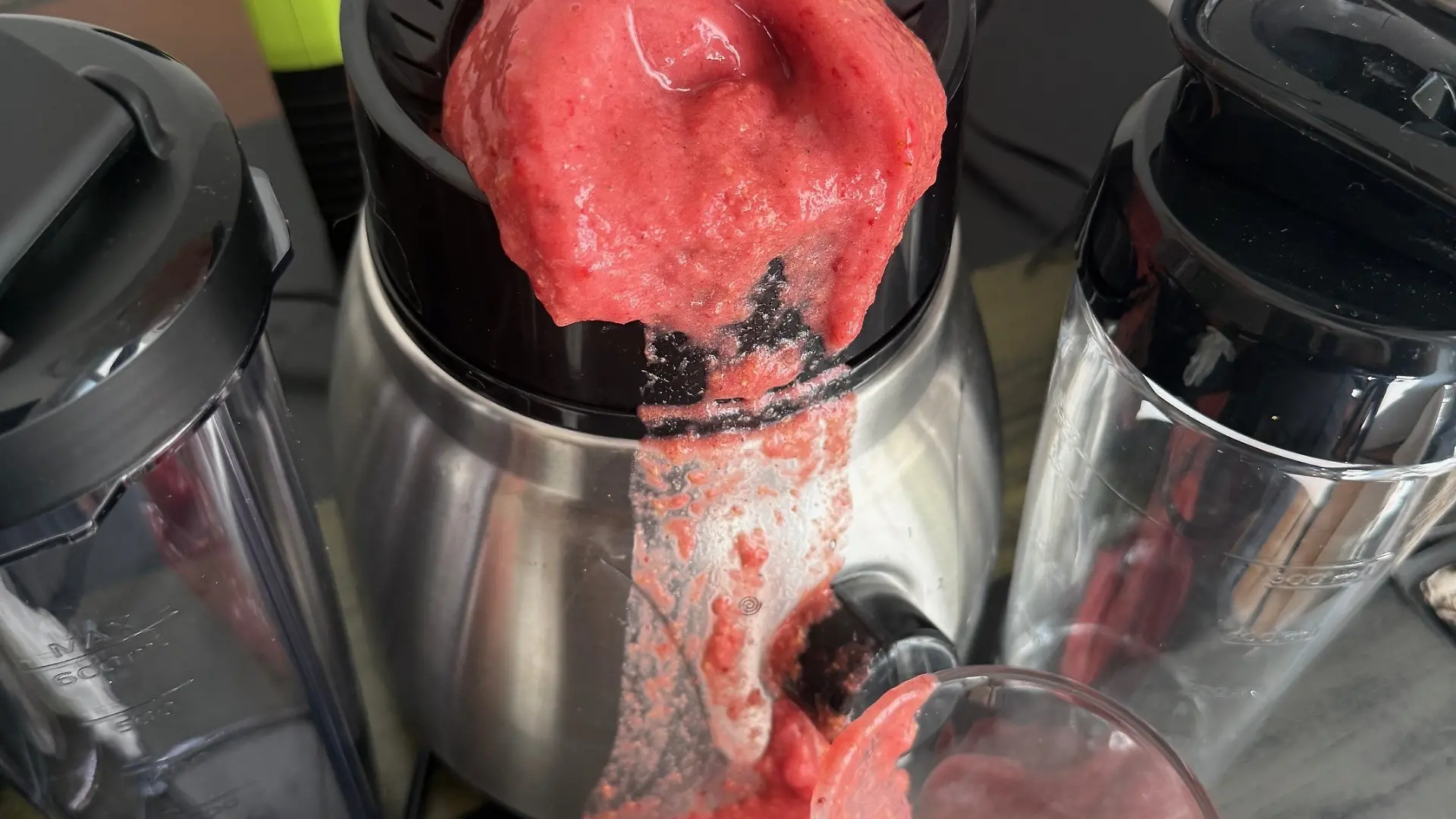 Smoothie läuft aus dem Krug des Russell Hobbs und bedeckt Gerät sowie Arbeitsfläche.