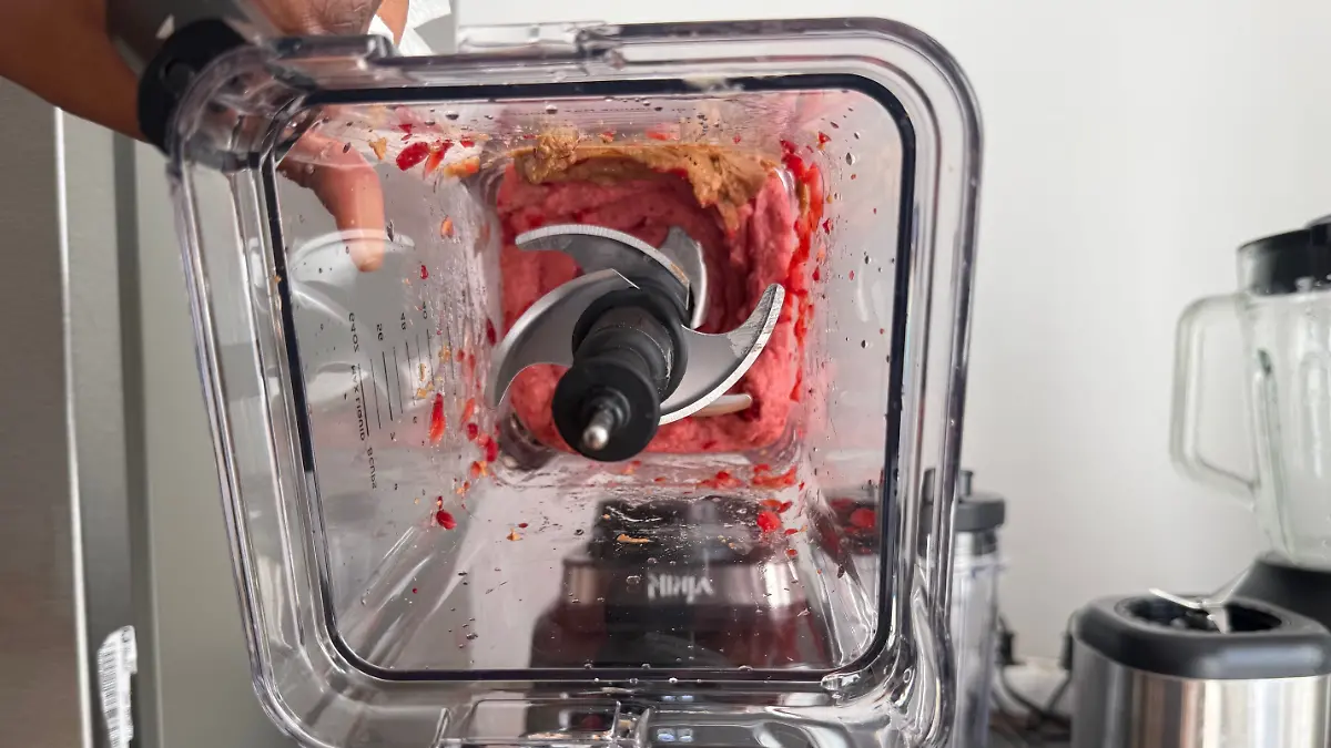 Innenansicht des Ninja-Mixers mit Bananen, Erdbeeren und Erdnussbutter