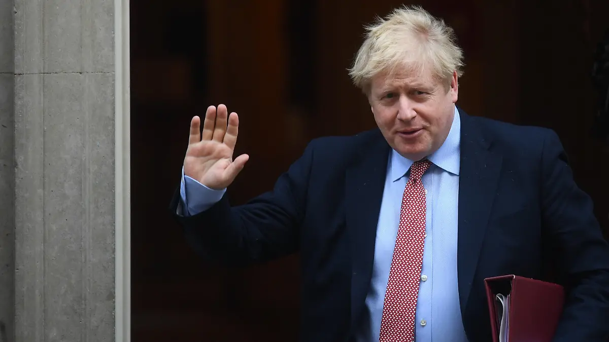 ARCHIV - 25.03.2020, Großbritannien, London: Boris Johnson, Premierminister von Großbritannien, verlässt Downing Street. Der britische Premierminister Boris Johnson will nach seiner Covid-19-Erkrankung die Amtsgeschäfte wieder aufnehmen. Foto: Victoria Jones/PA Wire/dpa +++ dpa-Bildfunk +++