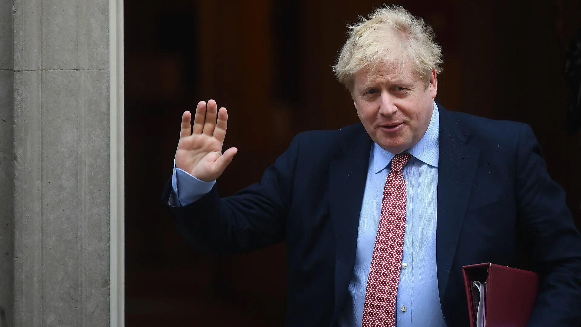 ARCHIV - 25.03.2020, Großbritannien, London: Boris Johnson, Premierminister von Großbritannien, verlässt Downing Street. Der britische Premierminister Boris Johnson will nach seiner Covid-19-Erkrankung die Amtsgeschäfte wieder aufnehmen. Foto: Victoria Jones/PA Wire/dpa +++ dpa-Bildfunk +++