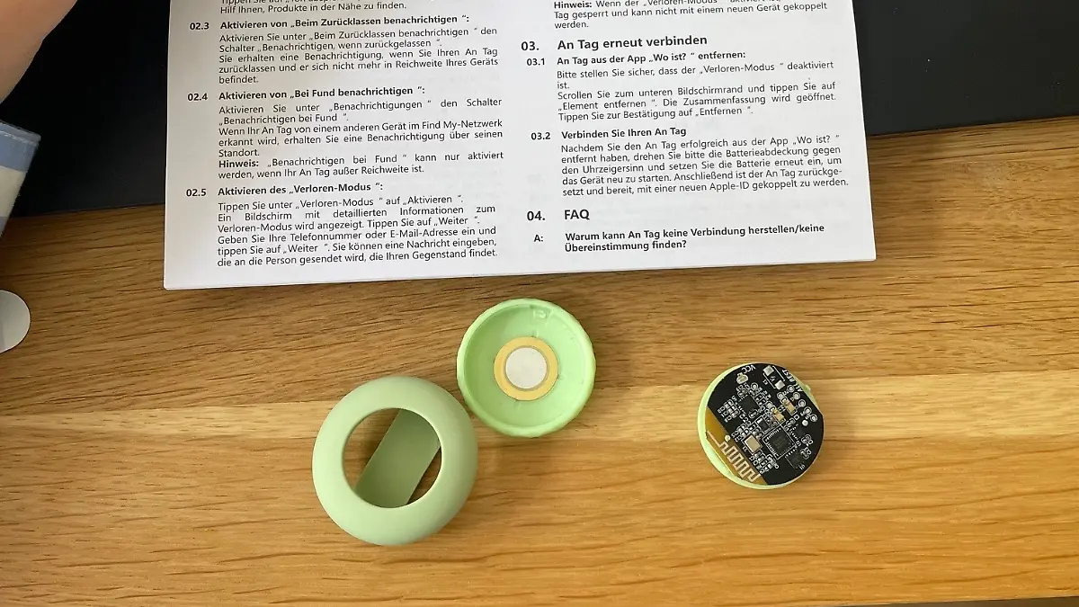 Redakteurin hat Airtag in zwei Teile geteilt.