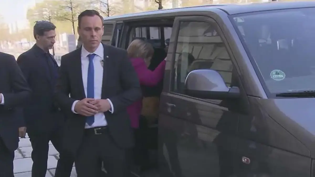 Kanzlerin Merkel auf dem Weg zur Regierungserklärung