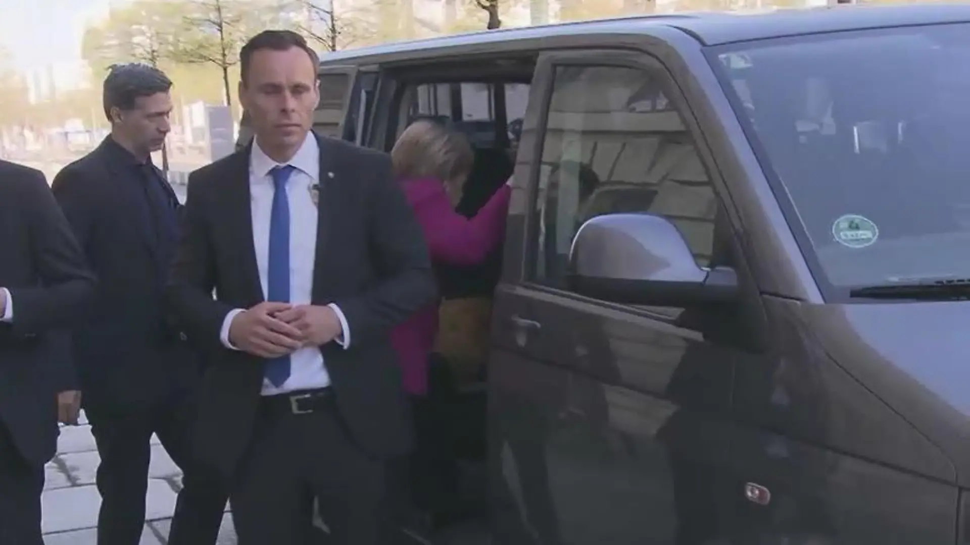 Kanzlerin Merkel auf dem Weg zur Regierungserklärung