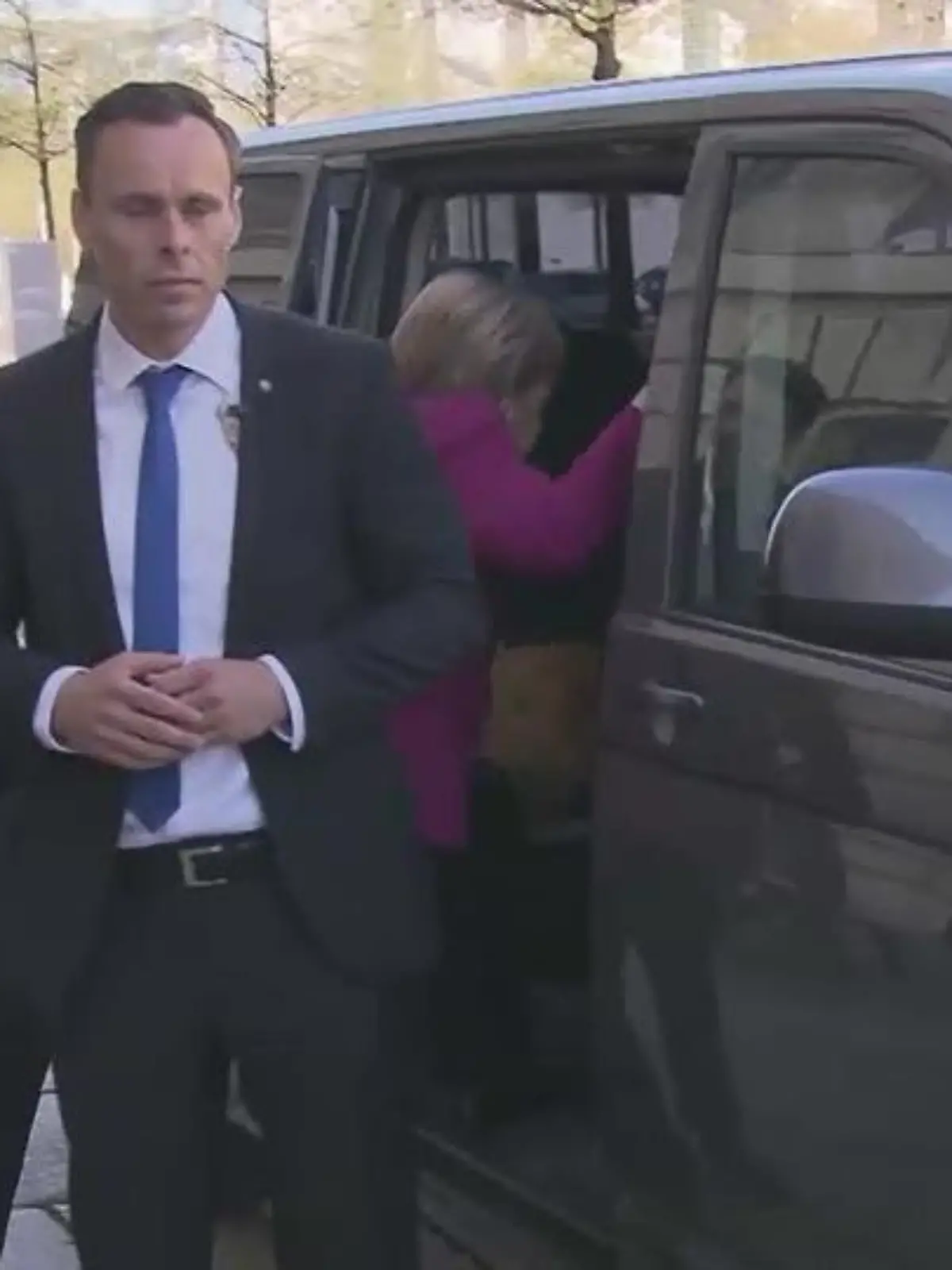 Kanzlerin Merkel auf dem Weg zur Regierungserklärung