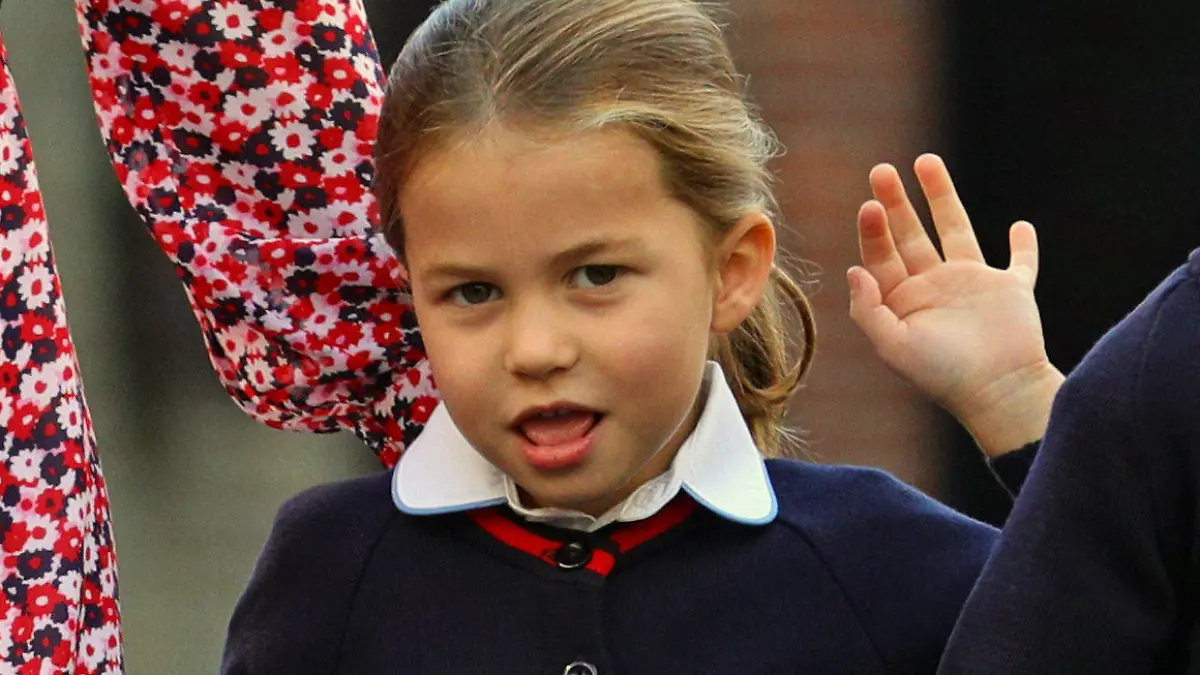 dpatopbilder - 05.09.2019, Großbritannien, London: Prinzessin Charlotte winkt in Begleitung ihrer Eltern und ihres Bruders an ihrem ersten Schultag an der Schule "Thomas's Battersea". Foto: Aaron Chown/PA Wire/dpa +++ dpa-Bildfunk +++