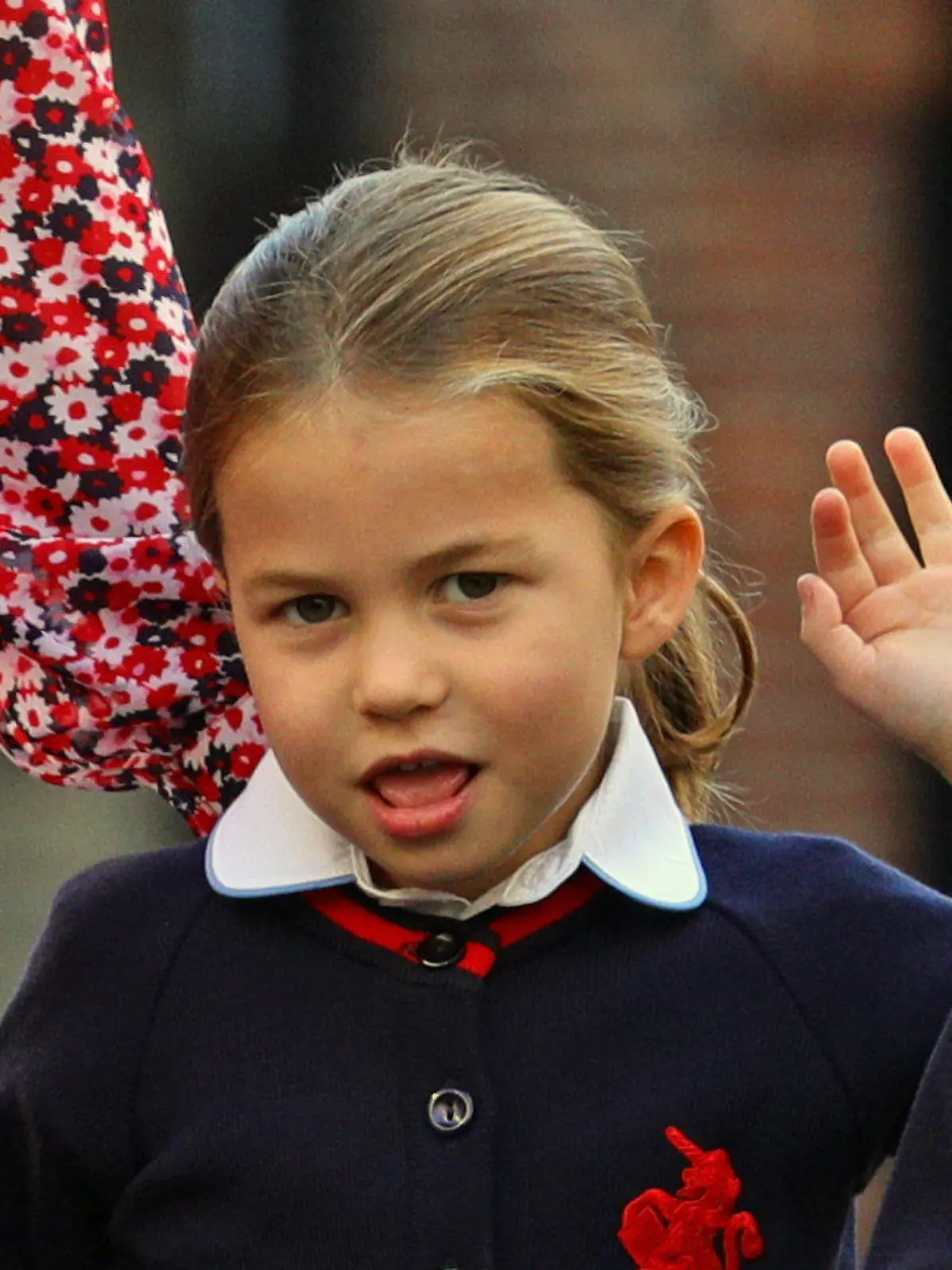 dpatopbilder - 05.09.2019, Großbritannien, London: Prinzessin Charlotte winkt in Begleitung ihrer Eltern und ihres Bruders an ihrem ersten Schultag an der Schule "Thomas's Battersea". Foto: Aaron Chown/PA Wire/dpa +++ dpa-Bildfunk +++