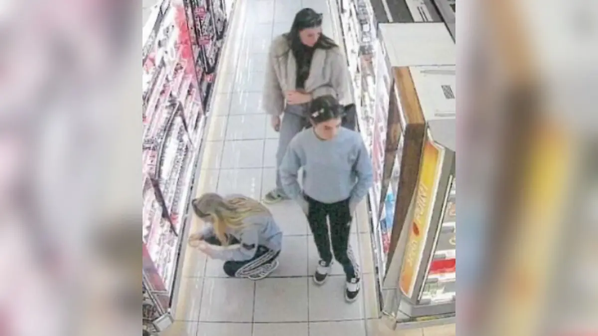 Die Polizei sucht diese drei Frauen – sie sollen gemeinsam Kosmetikartikel in einem Drogeriemarkt entwendet haben.