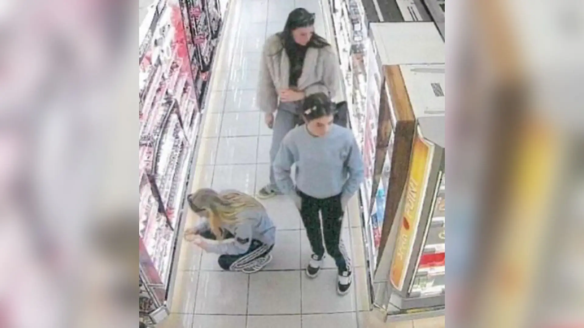 Die Polizei sucht diese drei Frauen – sie sollen gemeinsam Kosmetikartikel in einem Drogeriemarkt entwendet haben.