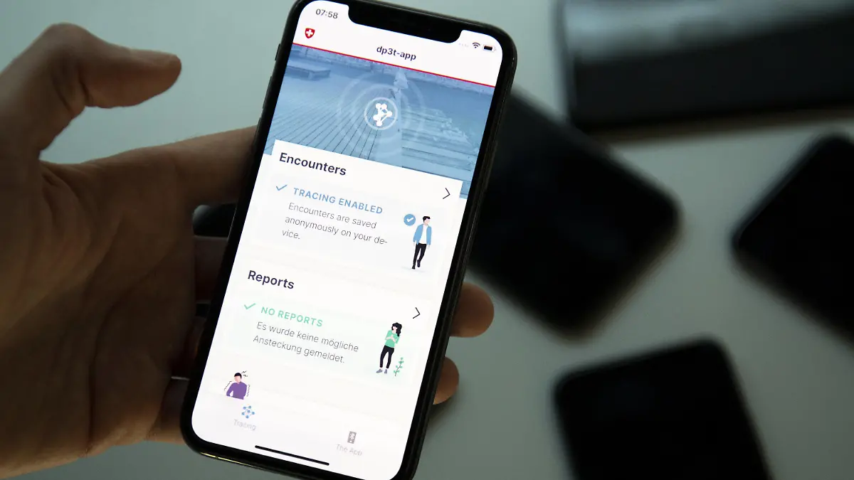 24.04.2020, Schweiz, Lausanne: Eine Hand hält ein Smartphone, auf dem die dp3t-App (Decentralized Privacy Preserving Proximity Tracing) geöffnet ist. Die Applikation, die zur Zeit in der Technischen Hochschule «Ecole polytechnique federale de Lausanne» (EPFL) getestet wird, dient der Ermittlung von Kontaktpersonen, die mit dem Coronavirus infiziert sind und könnte ein wirksames Instrument zur Bekämpfung der Ausbreitung von COVID-19 sein. Die Maßnahme soll demnächst mit Unterstützung des Schweizer Bundesamtes für Gesundheit eingeführt werden. Foto: Laurent Gillieron/KEYSTONE/dpa +++ dpa-Bildfunk +++