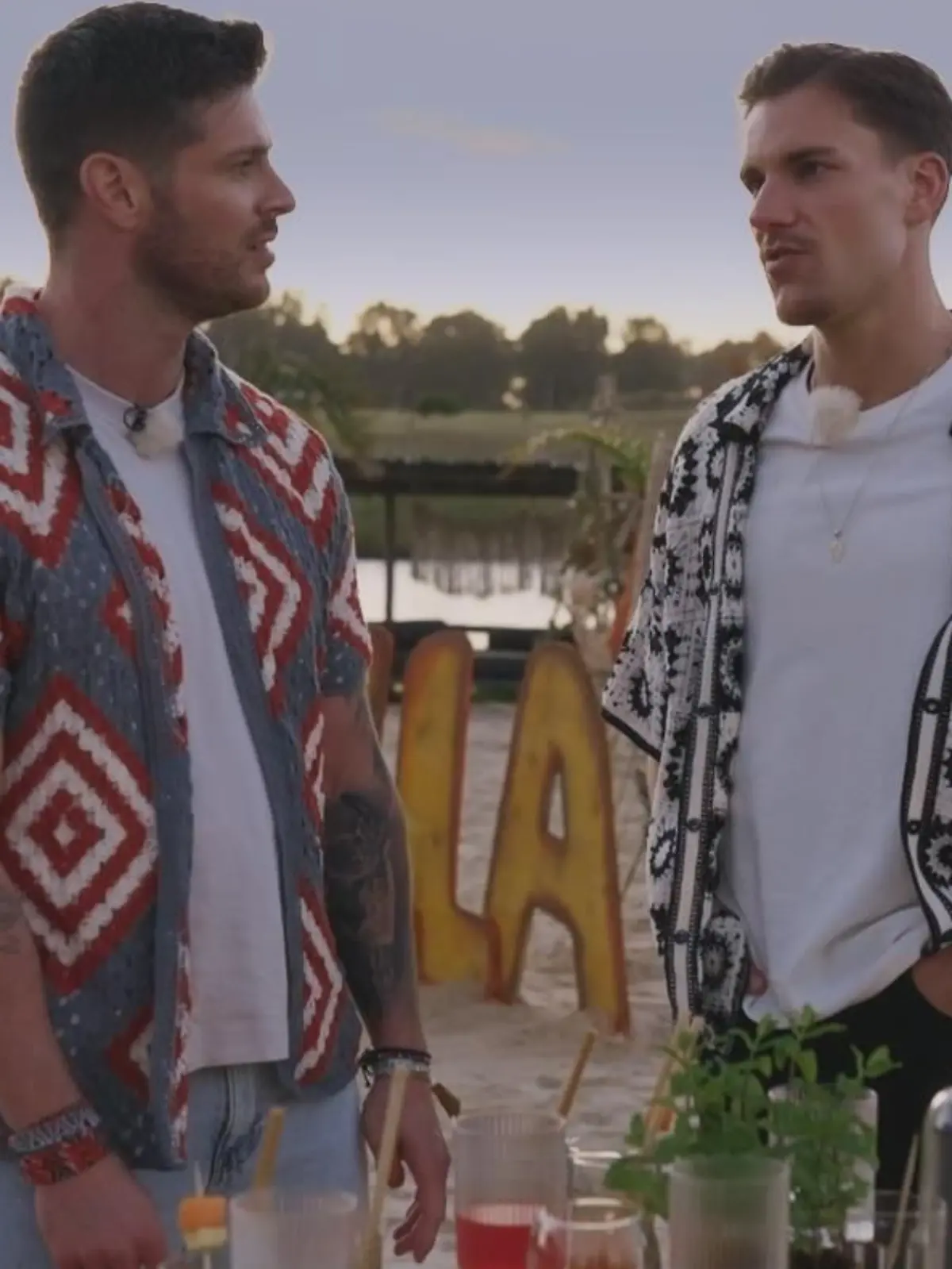 Martin (l.) und Felix nach einem Gruppendate in der dritten Folge.
