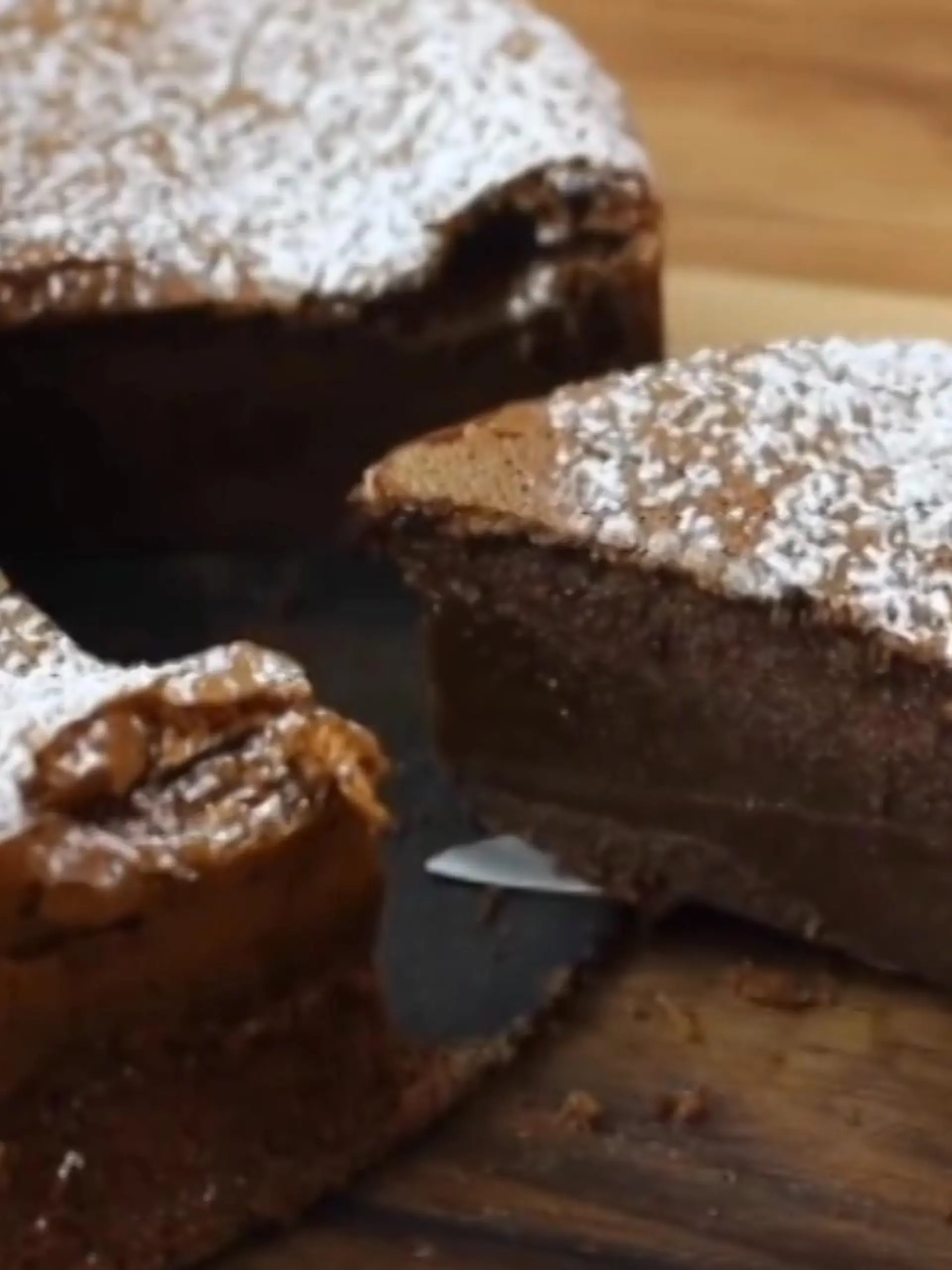 Nur zwei Zutaten und schon entsteht ein saftiger Schoko-Nuss-Kuchen. Wir erklären, wie das klappt.