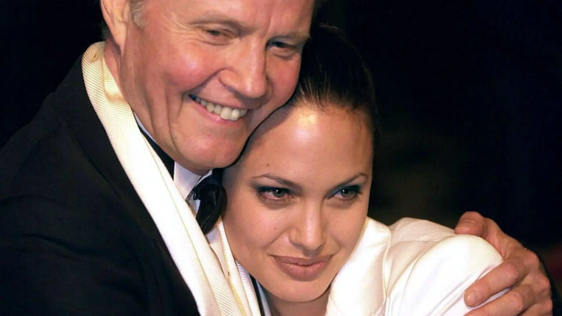 Ein Bild aus harmonischen Tagen: Hollywoodstar Angelina Jolie wird bei der Oscar-Party am 25.3.2001 in Los Angeles von ihrem Vater, dem Schauspieler Jon Voight, in den Arm genommen. Jolie (28) hat ihren Vater Jon Voight (64) endgültig aus ihrem Leben verbannt. «Ich betrachte uns nicht länger als Vater und Tochter», sagte sie der britischen «Radio Times» am 11.8.2003. Voight, der sich von Jolies Mutter getrennt hatte, als seine Tochter noch ein Baby war, hatte ihr vor mehreren Monaten in einem Brief vorgeworfen, eine «schlechte Person» zu sein. «Ich war sehr erregt und dachte über 100 Antworten nach. Aber dann sagte ich mir, dass die Meinung dieser Person mir gleichgültig ist. Also ist es okay», sagte Jolie («Lara Croft») über ihren Vater. Jolie und Voight hatten nach mehreren Jahren ohne Kontakt im ersten «Tomb Raider»-Film zusammen gespielt und dies als «Zeit des Zusammenwachsens» bezeichnet. «Bald danach verfiel er aber wieder seiner alten Gewohnheit, Menschen sehr schnell zu verurteilen», sagte Jolie