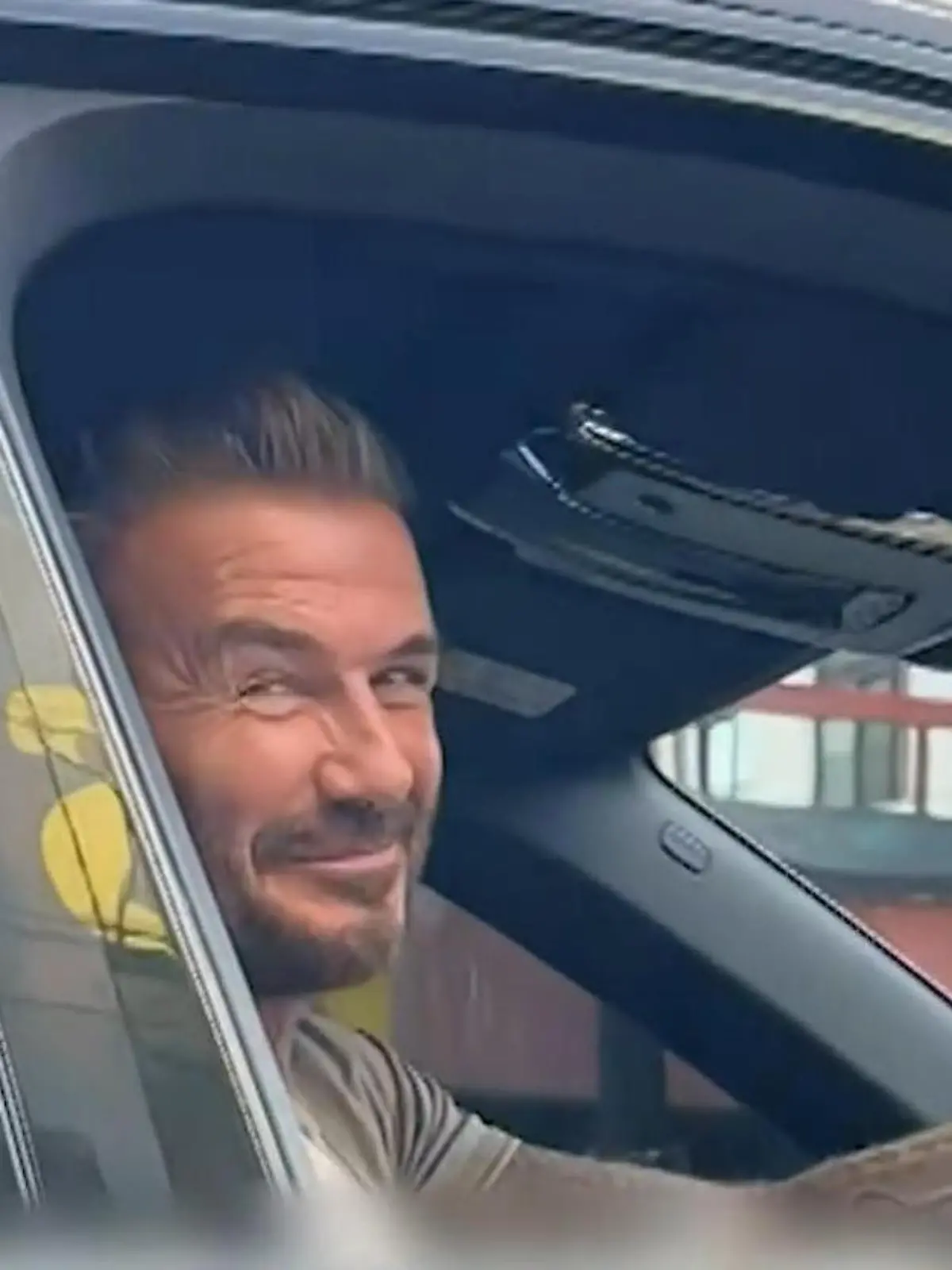 Bild zu: "Ampel-Moment ihres Lebens! Männer stehen plötzlich neben diesem Weltstar"