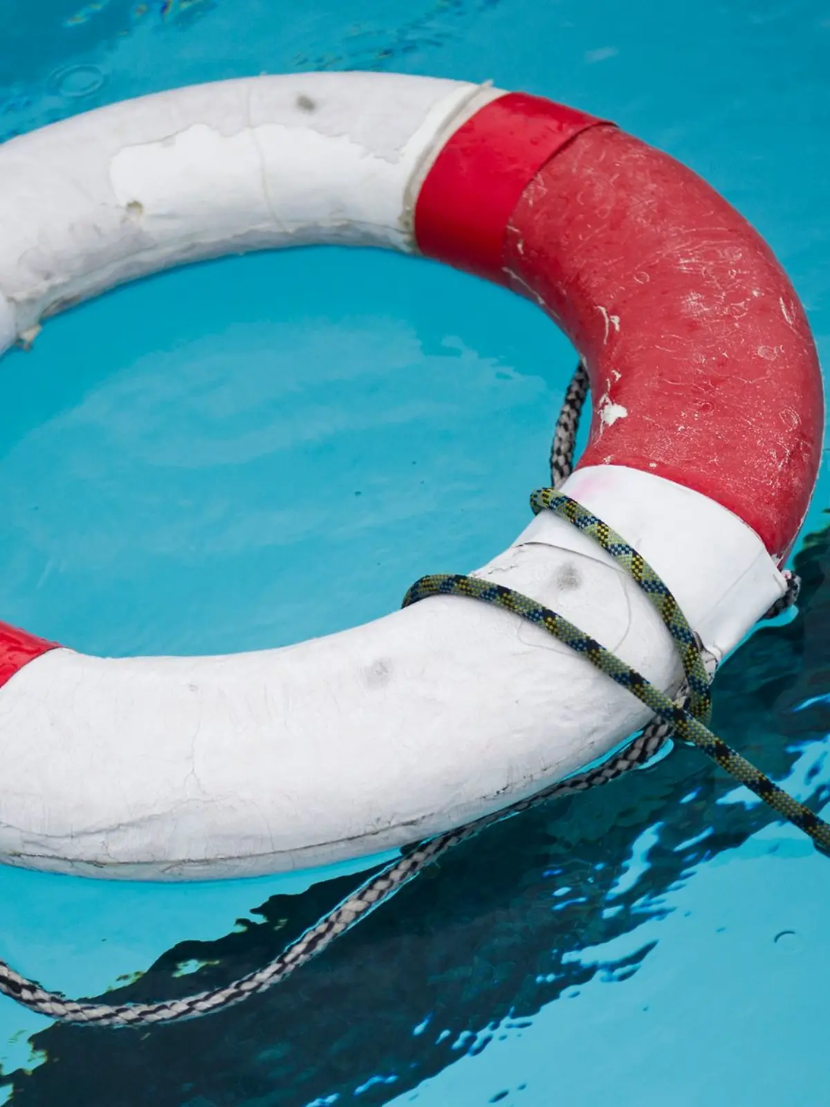 Bild zu: "Fünfjährige gerät unter Wasser und stirbt! Hat die Schwimmlehrerin zu spät reagiert?"