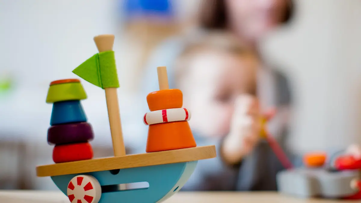 ARCHIV - 27.01.2014, Nordrhein-Westfalen, Düsseldorf: Ein Kind spielt in einer Kindertageseinrichtung in Düsseldorf. Der nordrhein-westfälische Familienminister Stamp (FDP) hat Hoffnungen auf eine baldige vollständige Wiedereröffnung der Kitas im Land gedämpft. Eine weitere schrittweise Öffnung über die Notbetreuung hinaus dürfe «nur mit Augenmaß und verantwortungsvoll» erfolgen, sagte Stamp am Donnerstag im Familienausschuss des Landtags. Foto: Rolf Vennenbernd/dpa +++ dpa-Bildfunk +++