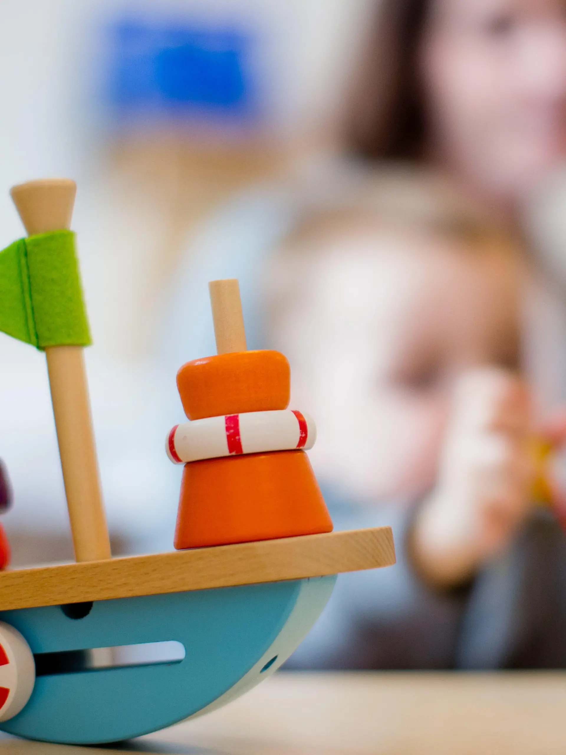 ARCHIV - 27.01.2014, Nordrhein-Westfalen, Düsseldorf: Ein Kind spielt in einer Kindertageseinrichtung in Düsseldorf. Der nordrhein-westfälische Familienminister Stamp (FDP) hat Hoffnungen auf eine baldige vollständige Wiedereröffnung der Kitas im Land gedämpft. Eine weitere schrittweise Öffnung über die Notbetreuung hinaus dürfe «nur mit Augenmaß und verantwortungsvoll» erfolgen, sagte Stamp am Donnerstag im Familienausschuss des Landtags. Foto: Rolf Vennenbernd/dpa +++ dpa-Bildfunk +++