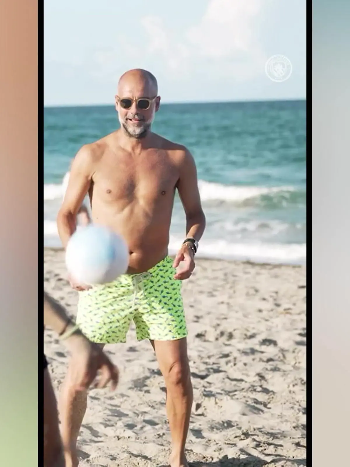 Bild zu: "Trainer-Ikone kickt oben ohne am Strand"