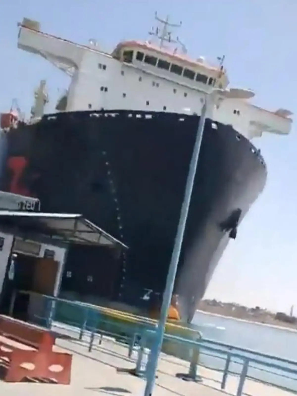 Bild zu: "Koloss außer Kontrolle! 50.000-Tonnen-Frachter donnert ungebremst in Hafen"