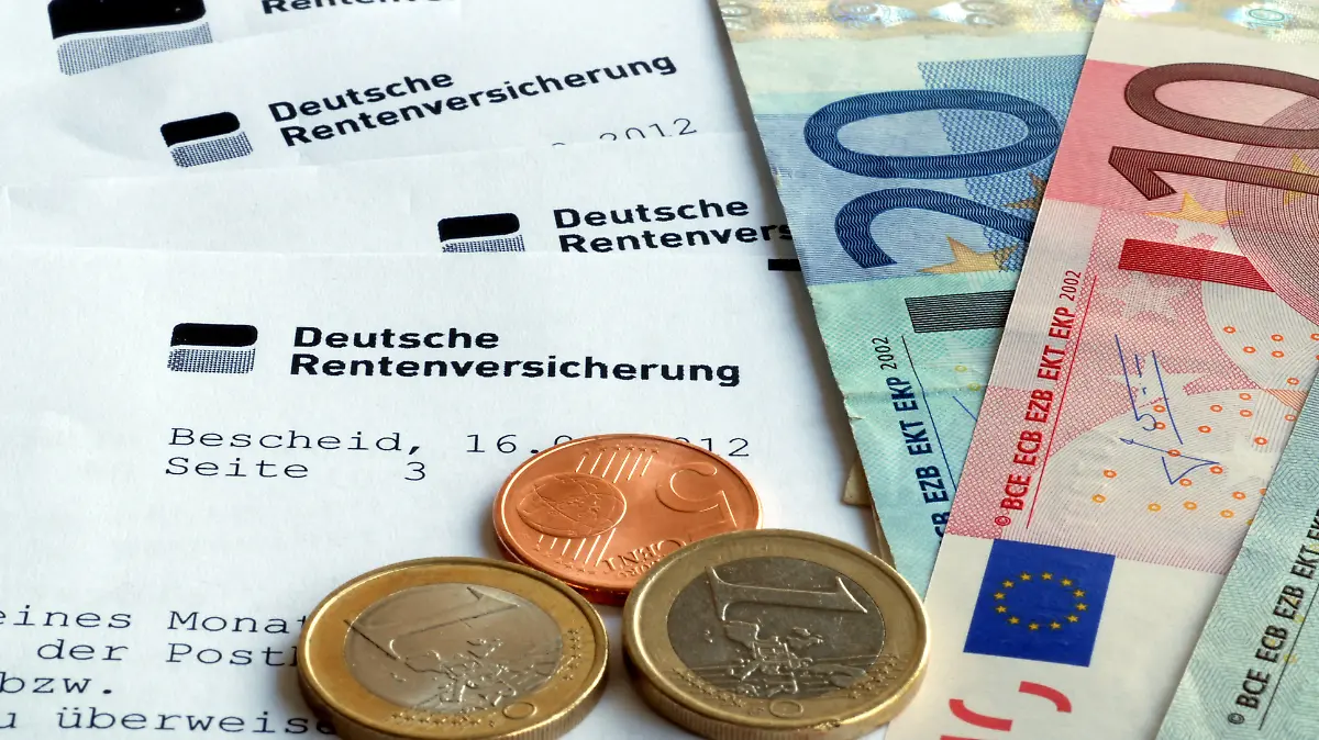 Deutsche Rentenversicherung, gesetzliche Rentenversicherung, Rente, Rentenempfänger, Altersruhegeld, Altersversorgung, Pension, Rentenbescheid, Brief, Korrespondenz, Geld, Einkommen.