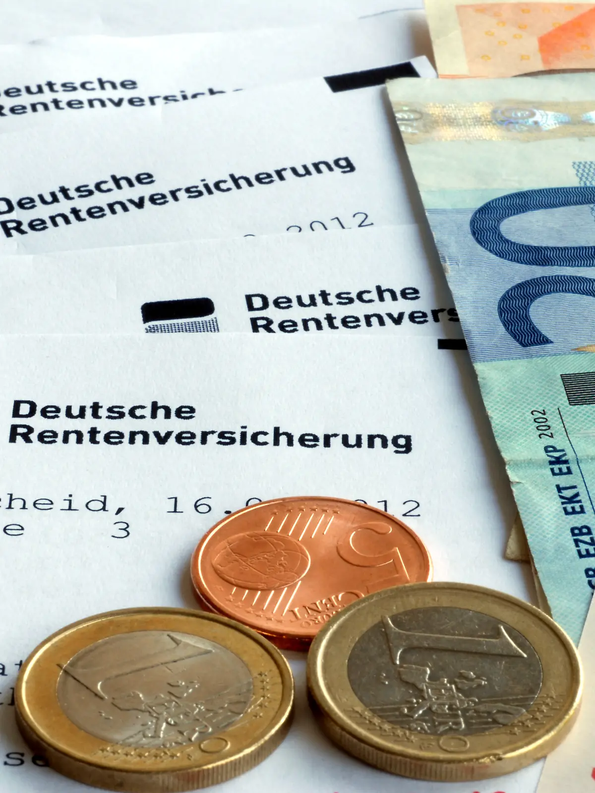 Deutsche Rentenversicherung, gesetzliche Rentenversicherung, Rente, Rentenempfänger, Altersruhegeld, Altersversorgung, Pension, Rentenbescheid, Brief, Korrespondenz, Geld, Einkommen.