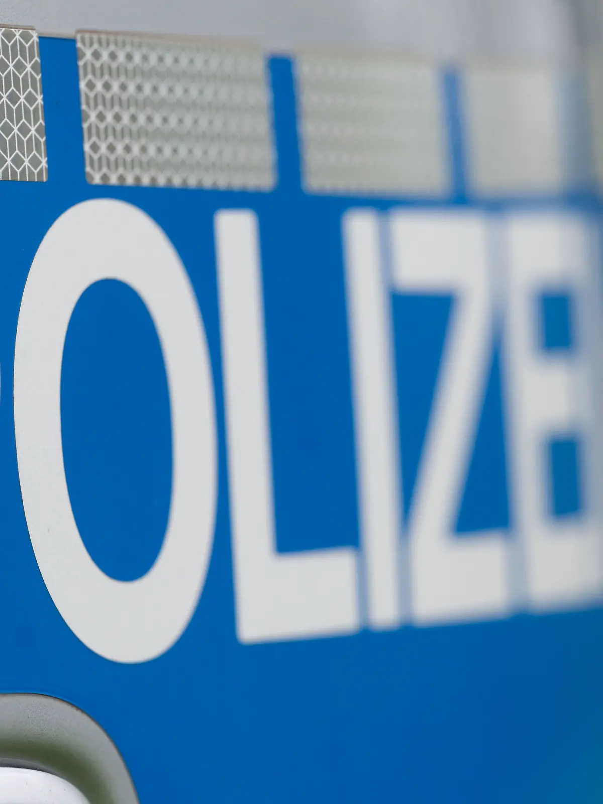  Das Wort Polizei steht auf der Karosserie eines Volkswagen Caddy Diesel