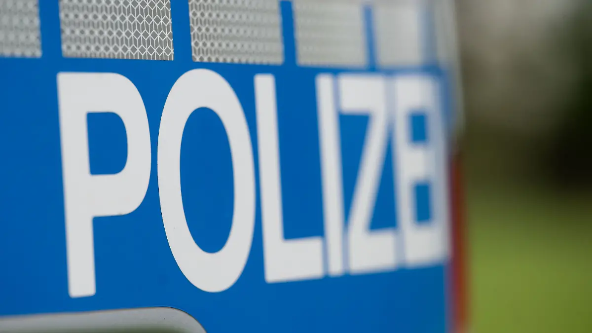 Das Wort Polizei steht auf der Karosserie eines Volkswagen Caddy Diesel