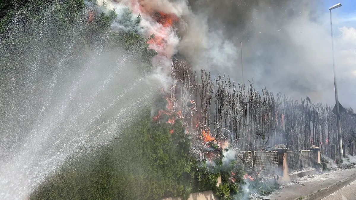 Dichter Rauch, hohe Flammen: Der Gartenbrand in Jesingen breitete sich rasant aus.