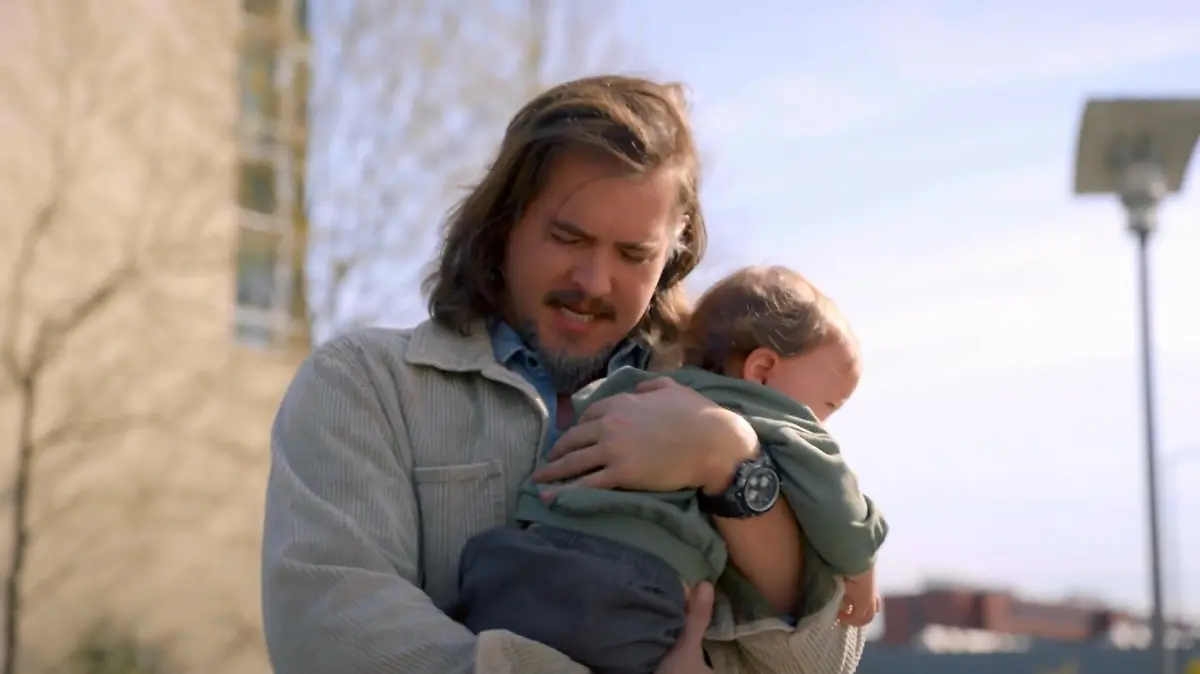 David (gespielt von Diego Carlos Seyfarth) und Baby Leo