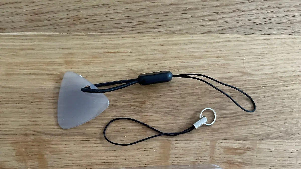 Ein weiter Bluetooth-Tracker in Orange mit zwei Schlaufen.