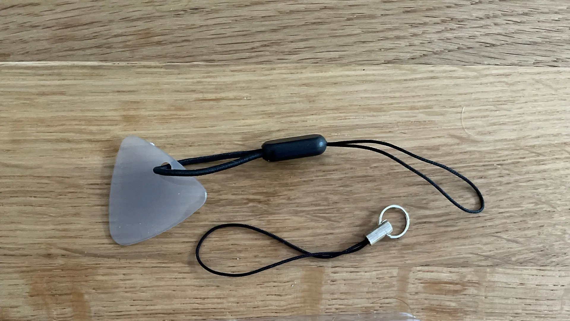 Ein weiter Bluetooth-Tracker in Orange mit zwei Schlaufen.