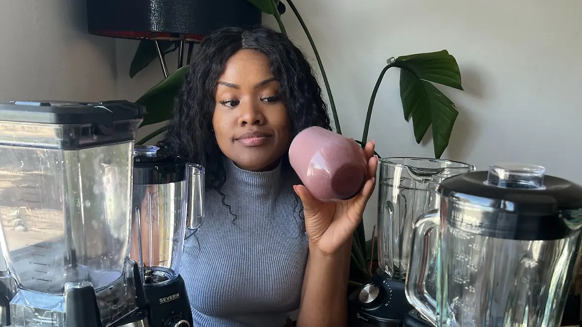 RTL-Reporterin schaut in ein Smoothie-Glas
