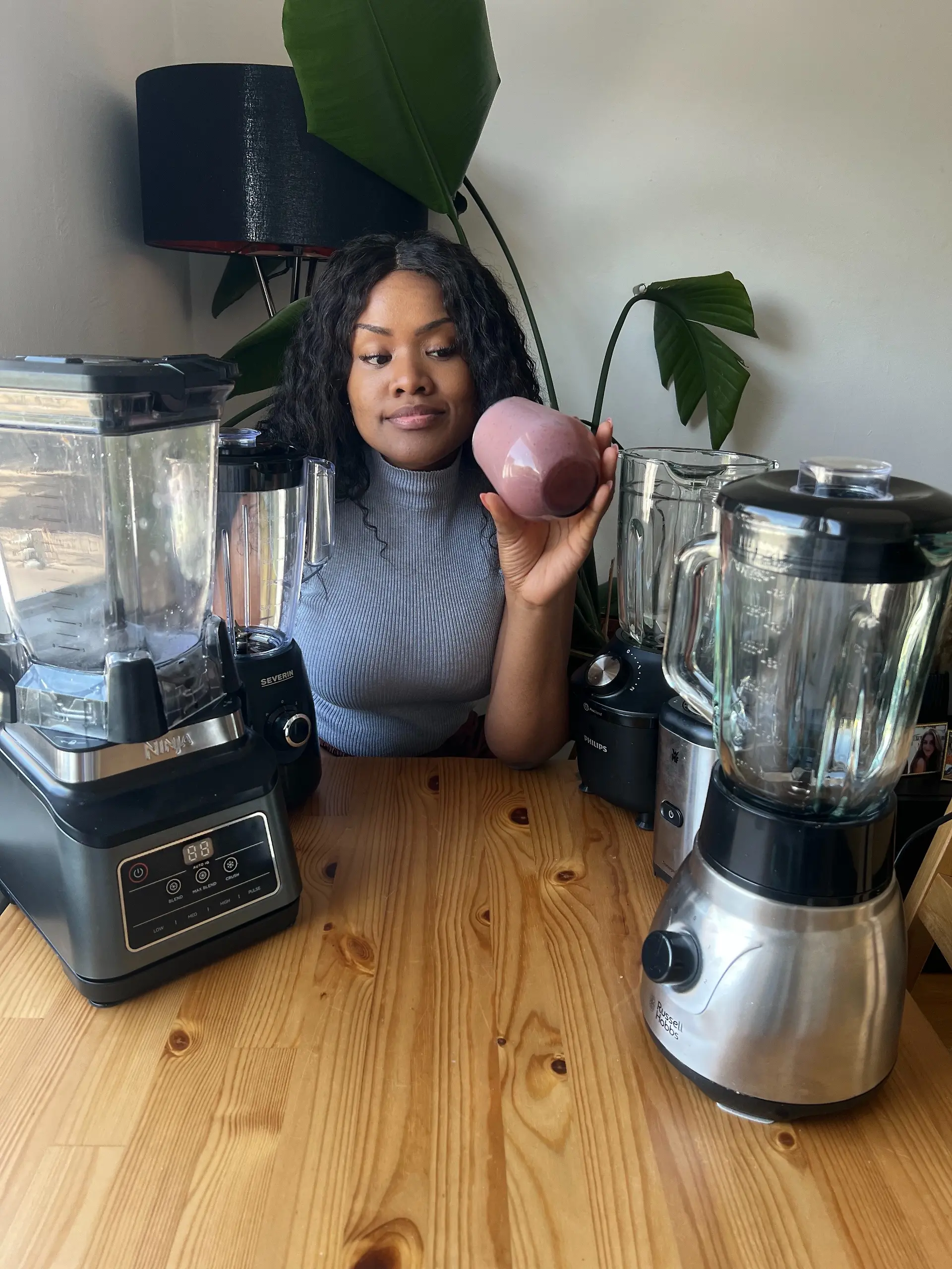 RTL-Reporterin schaut in ein Smoothie-Glas