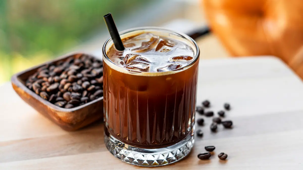 Cold Brew Coffee mit Milch und Eiswürfeln in einem Glas.