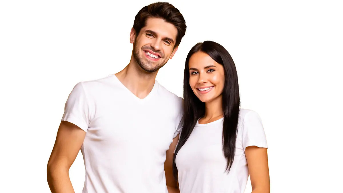 Ein Mann und eine Frau in weißen kurzärmeligen T-Shirts stehen nebeneinander und lächeln in die Kamera.