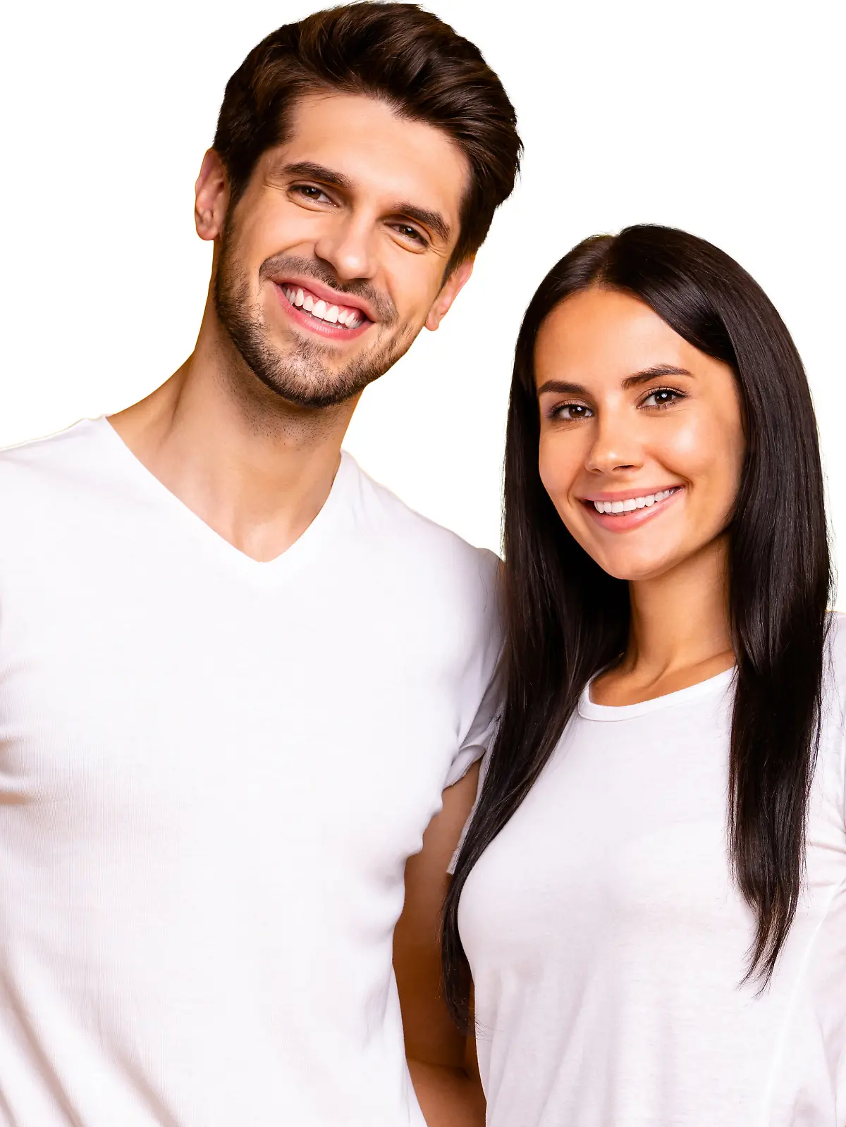 Ein Mann und eine Frau in weißen kurzärmeligen T-Shirts stehen nebeneinander und lächeln in die Kamera.
