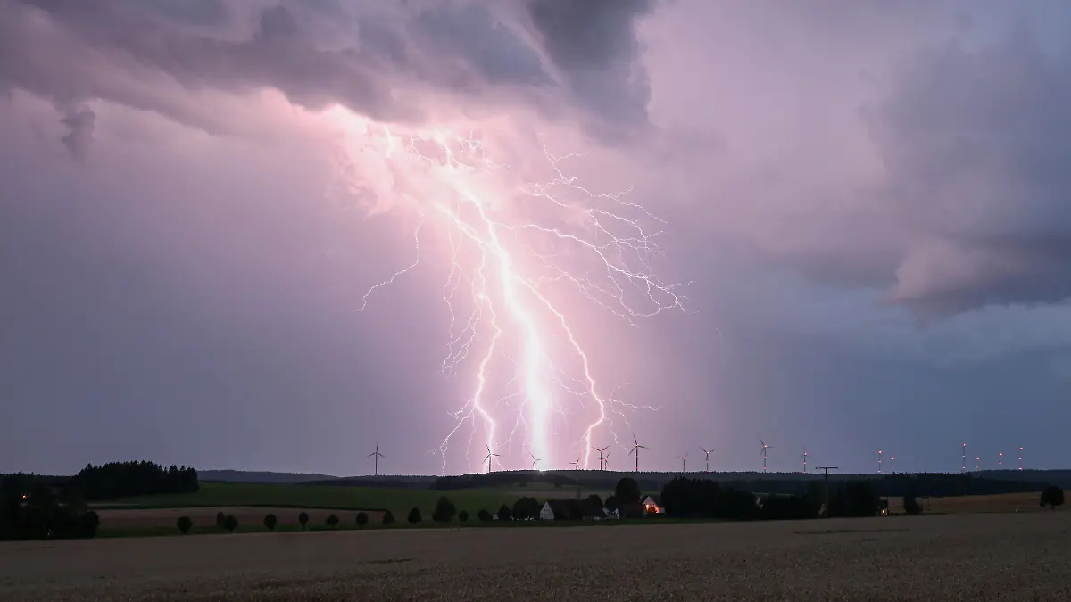 Ein Blitz zuckt bei einem Sommergewitter am abendlichen Himmel über Bartholomä auf der Schwäbischen Alb. (Archivfoto)