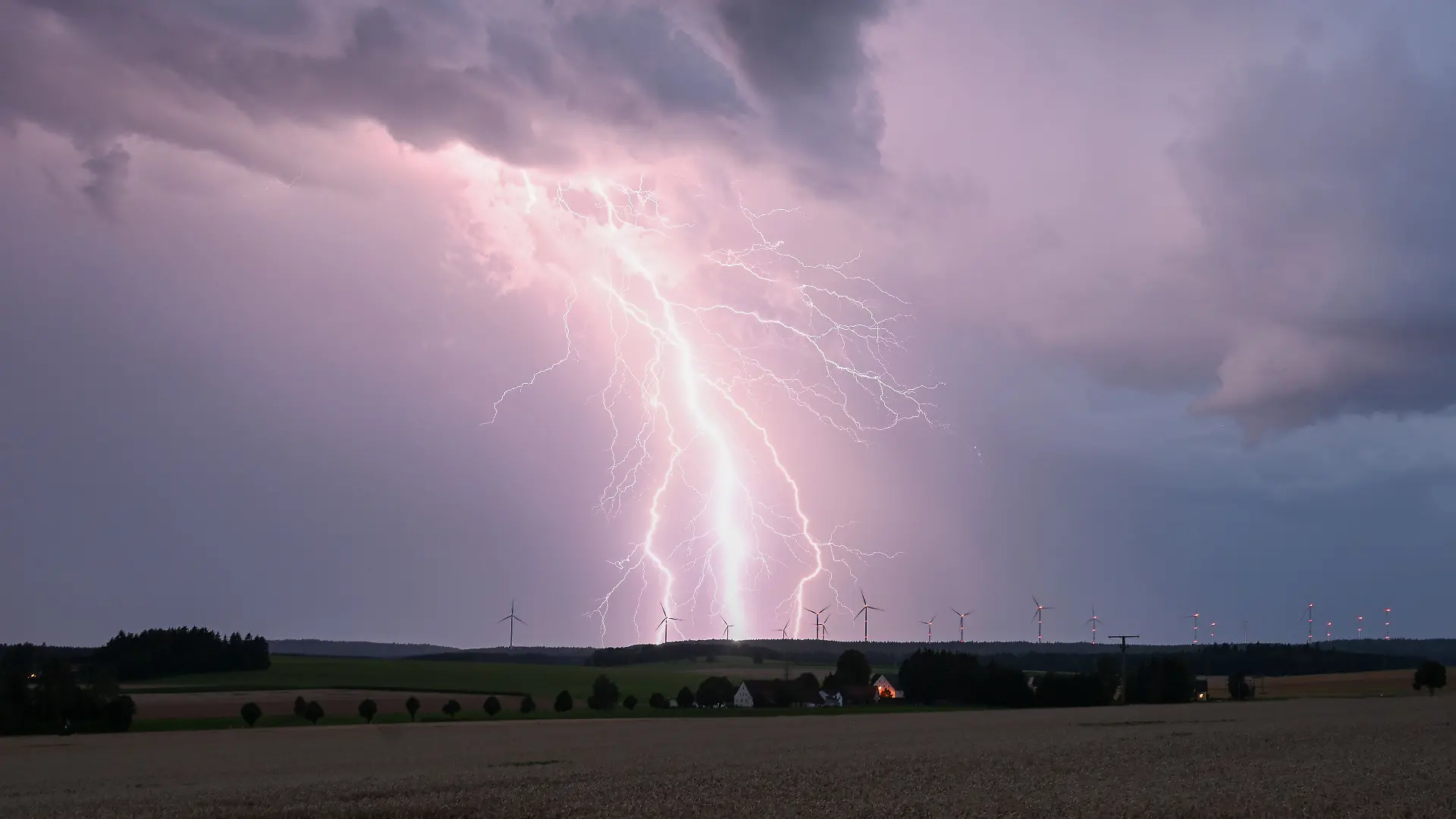 Ein Blitz zuckt bei einem Sommergewitter am abendlichen Himmel über Bartholomä auf der Schwäbischen Alb. (Archivfoto)