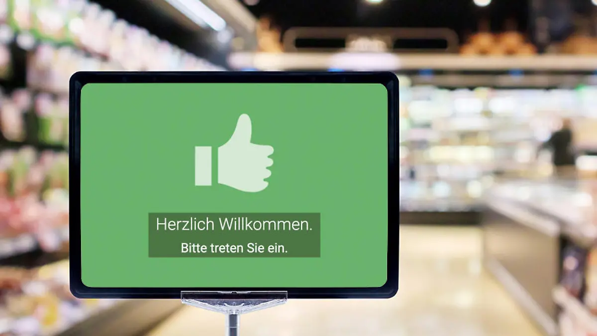 HANDOUT - 20.04.2020, Nordrhein-Westfalen, Düsseldorf: Eine digitaler Hinweis steht am Eingang einer Filiale des Disdcounters Aldi Süd.
Alde Süd stattet rund die Hälfte seiner 1930 Filialen mit einem digitalen System zur Zutrittskontrolle aus. Dies misst über Sensoren an den Ein- und Ausgängen die Auslastung der Filiale. Der Discounter will damit gewährleisten, dass die notwendigen Abstandsregeln eingehalten werden können und sich nur so viele Kunden in der Filiale aufhalten, wie in dem jeweiligen Bundesland behördlich zugelassen sind. Foto: Aldi Süd/dpa - ACHTUNG: Nur zur redaktionellen Verwendung im Zusammenhang mit der aktuellen Berichterstattung und nur mit vollständiger Nennung des vorstehenden Credits +++ dpa-Bildfunk +++