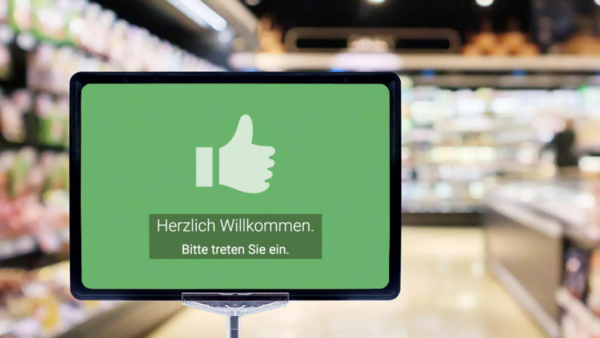 HANDOUT - 20.04.2020, Nordrhein-Westfalen, Düsseldorf: Eine digitaler Hinweis steht am Eingang einer Filiale des Disdcounters Aldi Süd.
Alde Süd stattet rund die Hälfte seiner 1930 Filialen mit einem digitalen System zur Zutrittskontrolle aus. Dies misst über Sensoren an den Ein- und Ausgängen die Auslastung der Filiale. Der Discounter will damit gewährleisten, dass die notwendigen Abstandsregeln eingehalten werden können und sich nur so viele Kunden in der Filiale aufhalten, wie in dem jeweiligen Bundesland behördlich zugelassen sind. Foto: Aldi Süd/dpa - ACHTUNG: Nur zur redaktionellen Verwendung im Zusammenhang mit der aktuellen Berichterstattung und nur mit vollständiger Nennung des vorstehenden Credits +++ dpa-Bildfunk +++