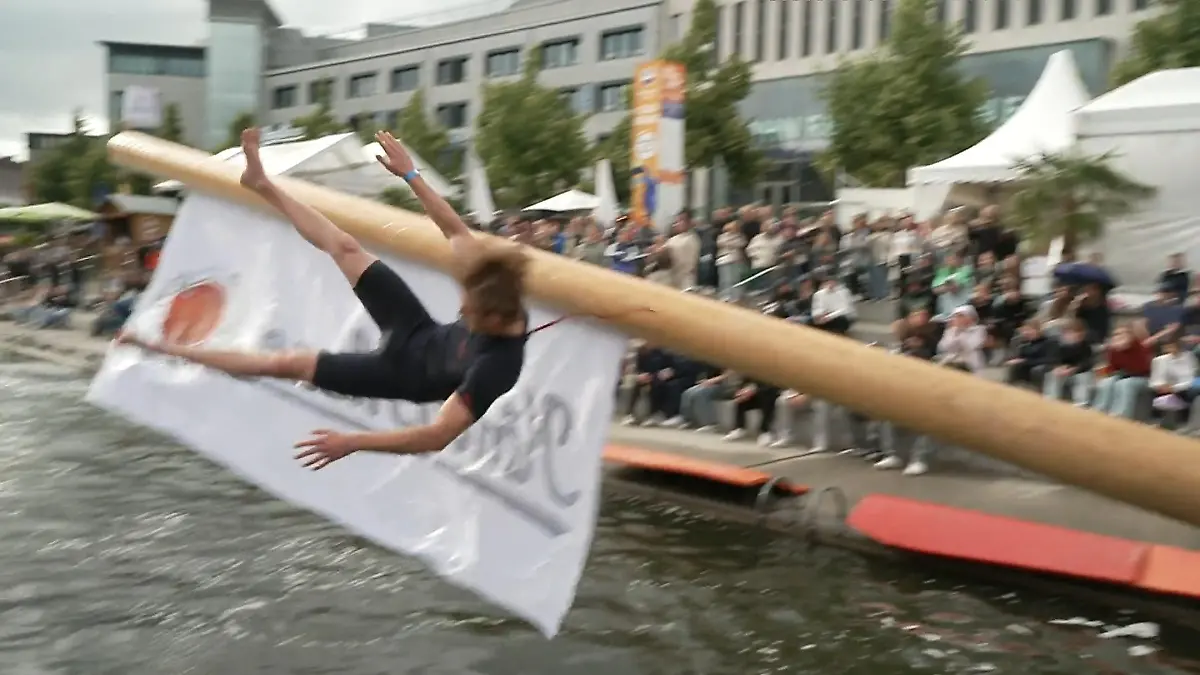 Wer schafft es, sich die Flagge zu schnappen? Glitschig und fast unmöglich
