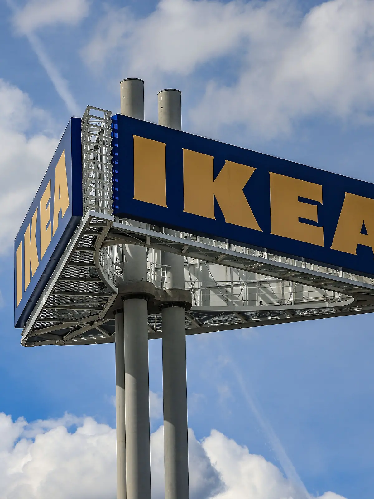 Bild zu: "Polizeischutz für IKEA-Kunden! Gefeuerter Mitarbeiter droht mit Schüssen"