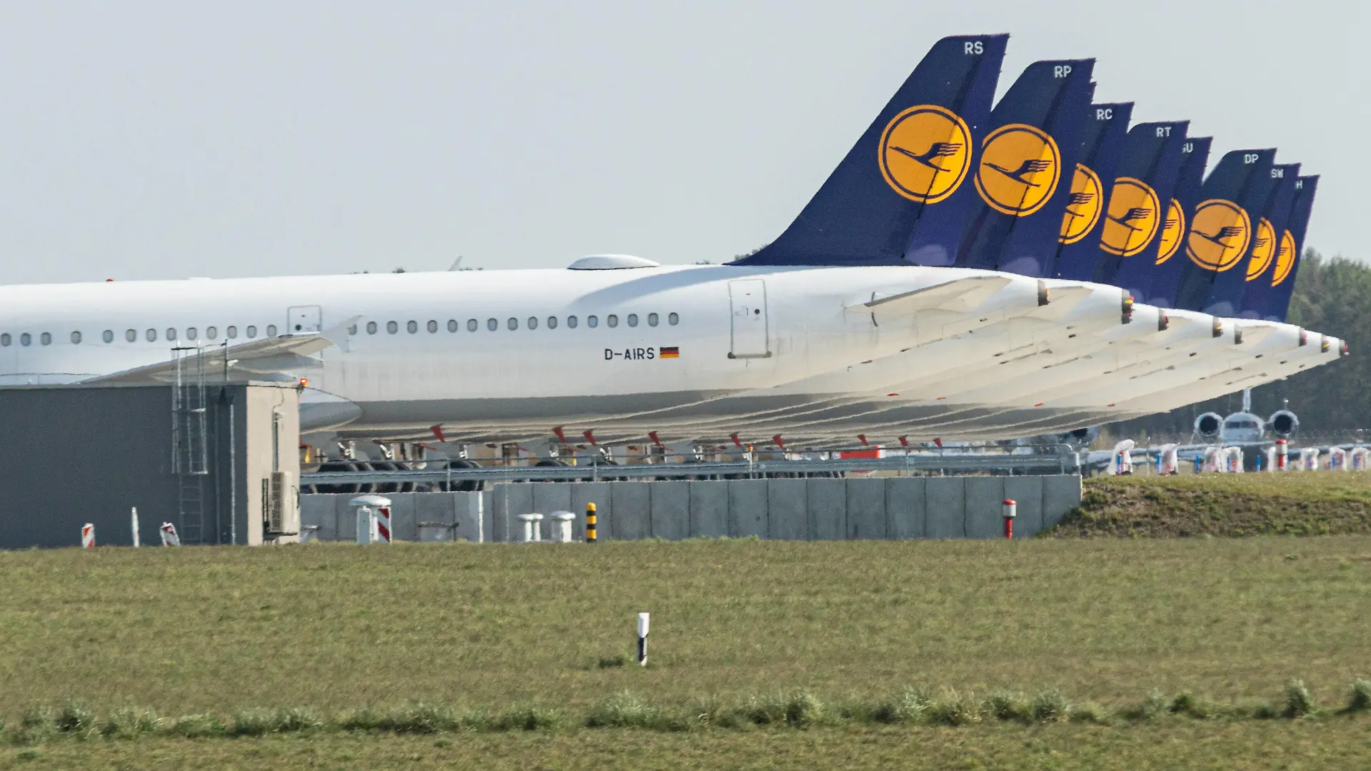 Lufthansa parkt Flugzeuge am BER Flughafen, Durch den Coronavirus ist weltweit die Nachfrage nach Flügen stark gesunken, immer mehr Flüge werden gestrichen. Lufthansa-Maschinen mit dem Kranich-Logo stehen am BER-Flughafen. Die Turbinen und Reifen sind abgedeckt worden um sie zu schützen. Schönefeld Brandenburg Deutschland *** Lufthansa parks planes at BER airport, Due to the corona virus, worldwide demand for flights has fallen sharply, more and more flights are being cancelled Lufthansa planes with the crane logo are parked at BER airport The turbines and tyres have been covered to protect them Schoenefeld Brandenburg Germany